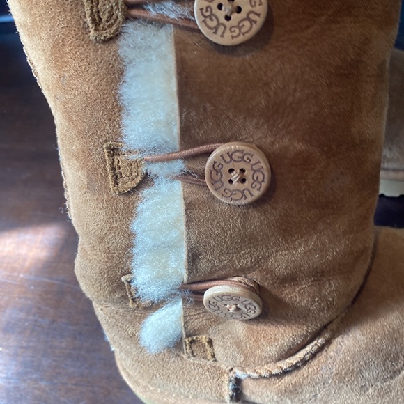 Uggs 2 - Picture 3 of 7